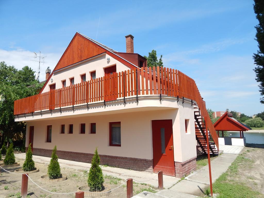 Napsugar Apartman Baja Bagian luar foto